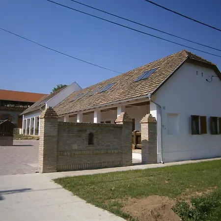 Hehl Pince Panzió *